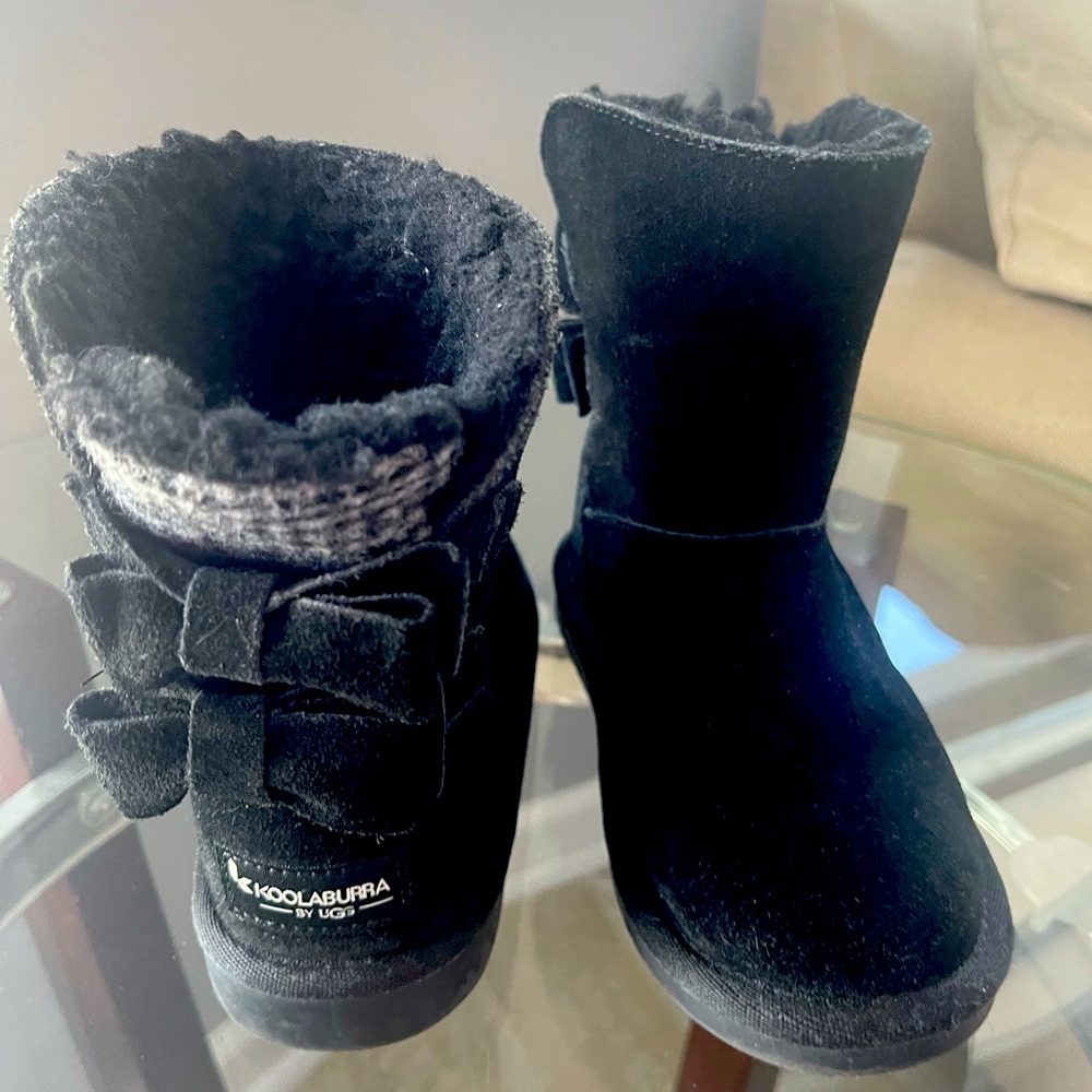Barely worn Girl’s black Koolaburra boots